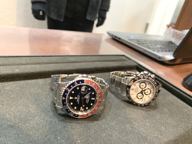 買取商品の一例、ROLEXの「GMTマスターⅡ」と「デイトナ」です。滅多にお目にかかれないような希少な高級腕時計が持ち込まれることもあり、元々時計や貴金属などが好きな方は、きっと胸が躍る瞬間があるはずです！