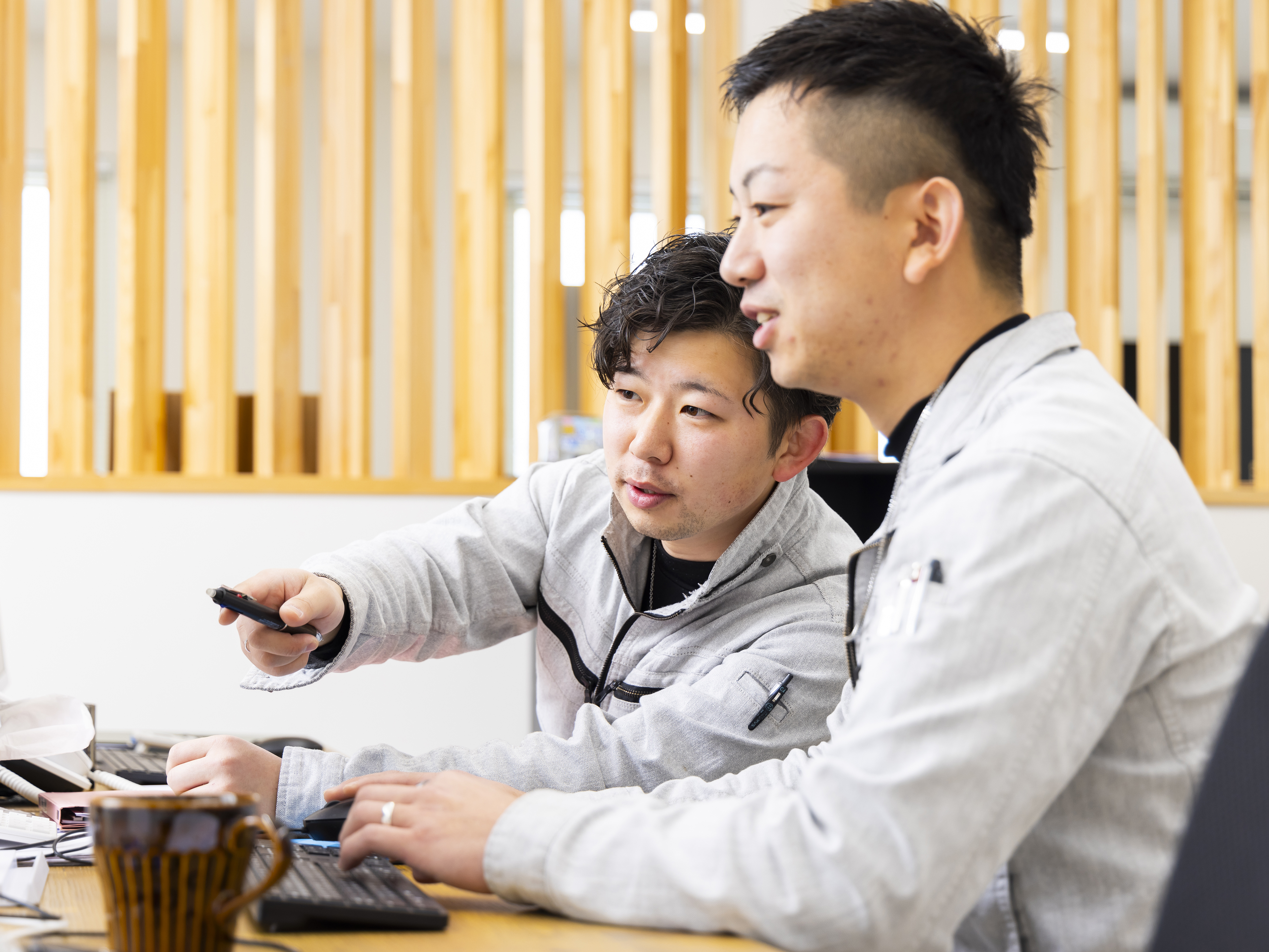 ほとんど指導されないまま現場を任されたりした苦い経験があるので、丁寧な指導と質問しやすい空気づくりを大切にします。