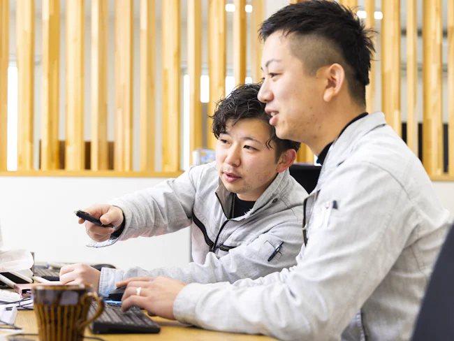 ほとんど指導されないまま現場を任されたりした苦い経験があるので、丁寧な指導と質問しやすい空気づくりを大切にします。