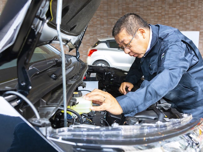 運行前に必ず車両の始業点検を行います。 エンジンの掛かり具合やライトが切れていないか、エンジンルームのオイルチェック等を毎日行っています。