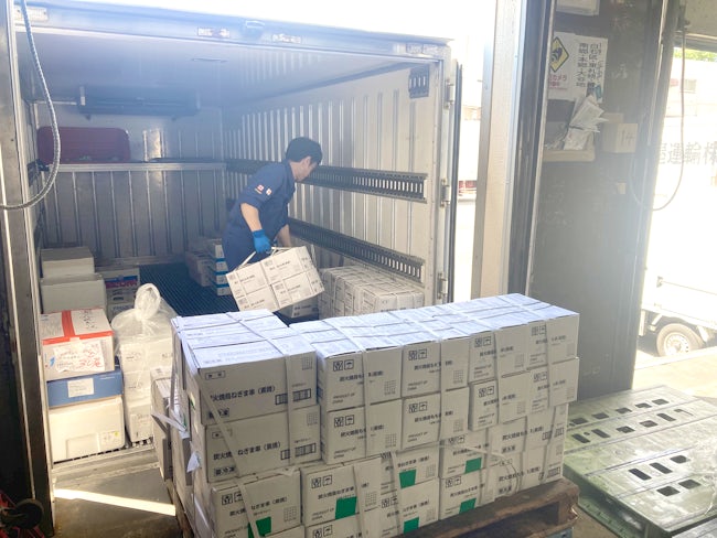 ドライバーが運んできた荷物が個数と合っているかを照らし合わせ商品をバックヤード専用台車に仕分けて整理していただきます。