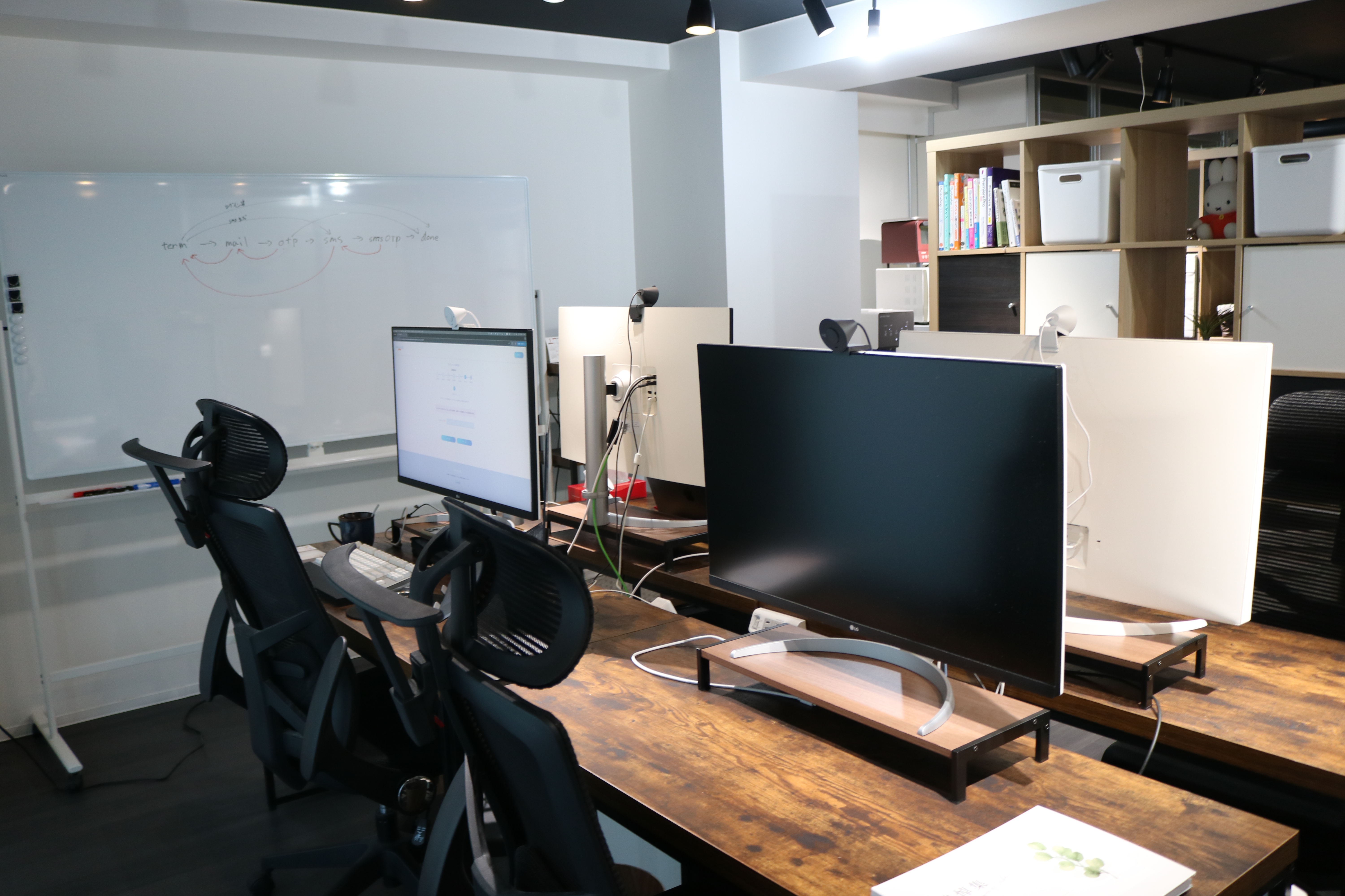 基本は出社ですが「帰省中は実家でリモートワーク」など、相談してもらえれば柔軟に対応しています。フレックス制なので「今日は病院に行ってから11時に出社」などもOK！