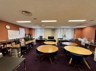 社内はフリーデスクのため、どこで作業してもOK。他のスタッフとの情報共有もおこないやすい環境です。また、営業を陰から支えるアポイント部は設立されてから6年ほど。成約時には一緒になって喜ぶ社風です。