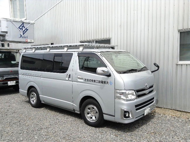 まずは事務所に集合し、みんなで現場に向かいます。未経験の方もチャレンジして頂けるよう、先輩社員が入社後丁寧に仕事を教えます