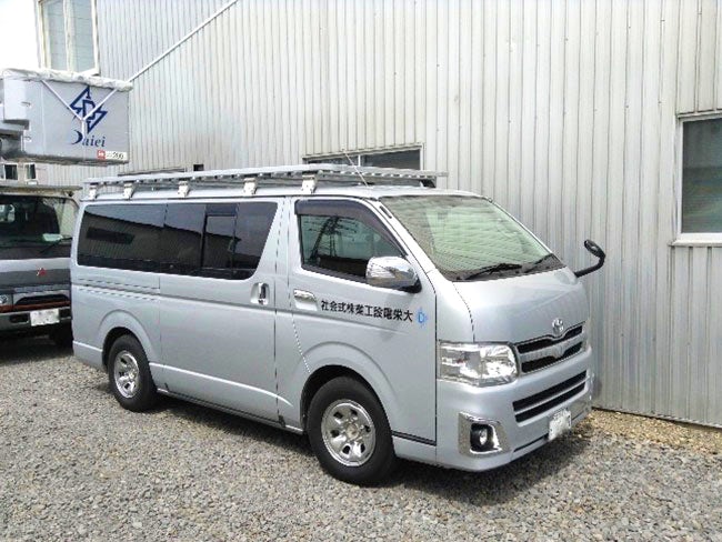 まずは事務所に集合し、みんなで現場に向かいます。未経験の方もチャレンジして頂けるよう、先輩社員が入社後丁寧に仕事を教えます