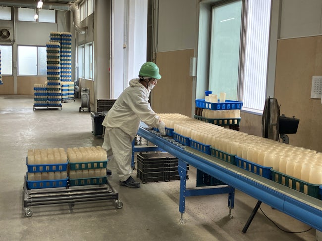 <工場内作業①>キノコを育てているビンは、出荷し、オガ捨てをした後に再利用しています。1ケース毎に台車に積みます。1つ1つは結構軽いです。