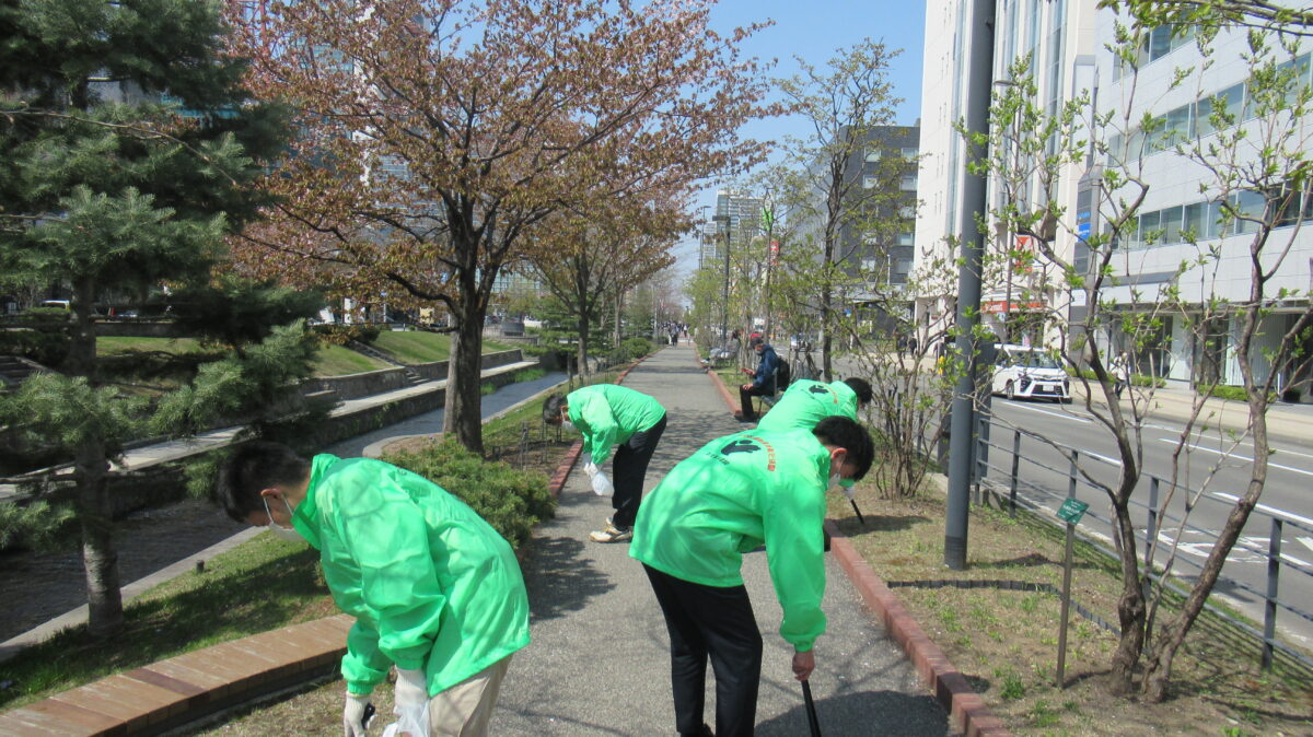 【社会貢献活動】多くの観光客や市民が訪れるテレビ塔付近や創成川公園周辺で美化運動を推進しております。地域の社会貢献活動にも積極的に取り組んでいます。