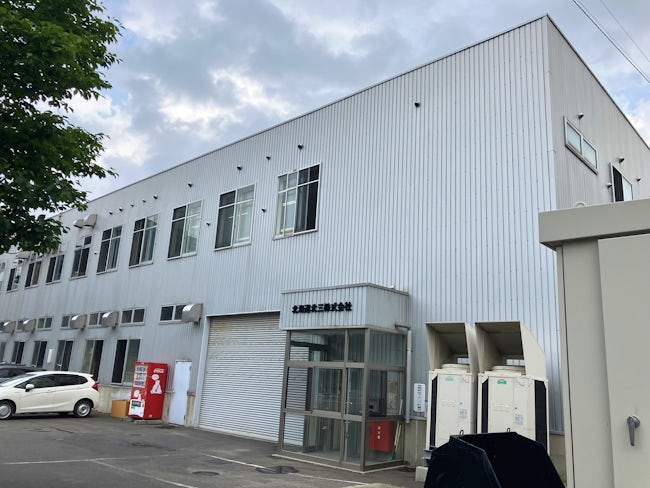 【会社外観】地下鉄東西線『宮の沢駅』・JR『発寒駅』より徒歩7分の好立地!無料駐車場も完備しているため、通勤には困りません◎