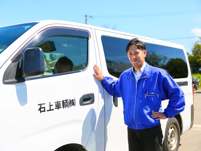 <部品の配達・商品ご案内スタッフ> こちらのワゴン車に部品を積み、お客さま先へ訪問します。働く内に、地理も詳しくなり効率よく廻ることができるようになります。