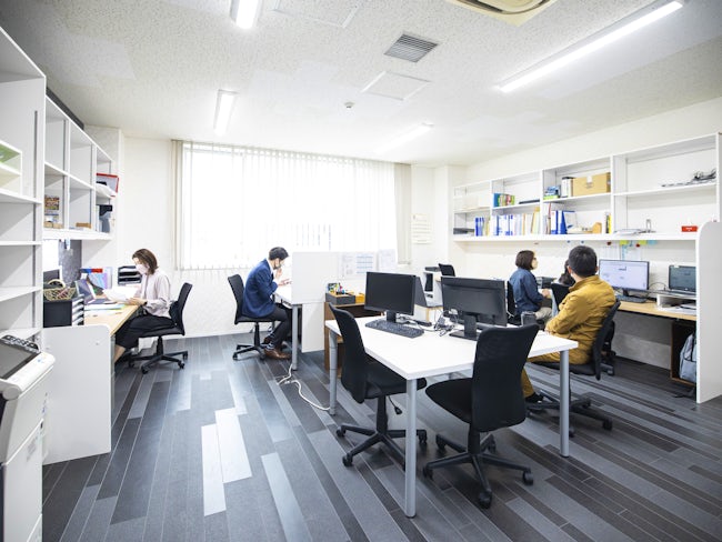 不動産事業部の事務所。明るく開放的にデザインされた空間で気持ち良くお仕事出来ます。