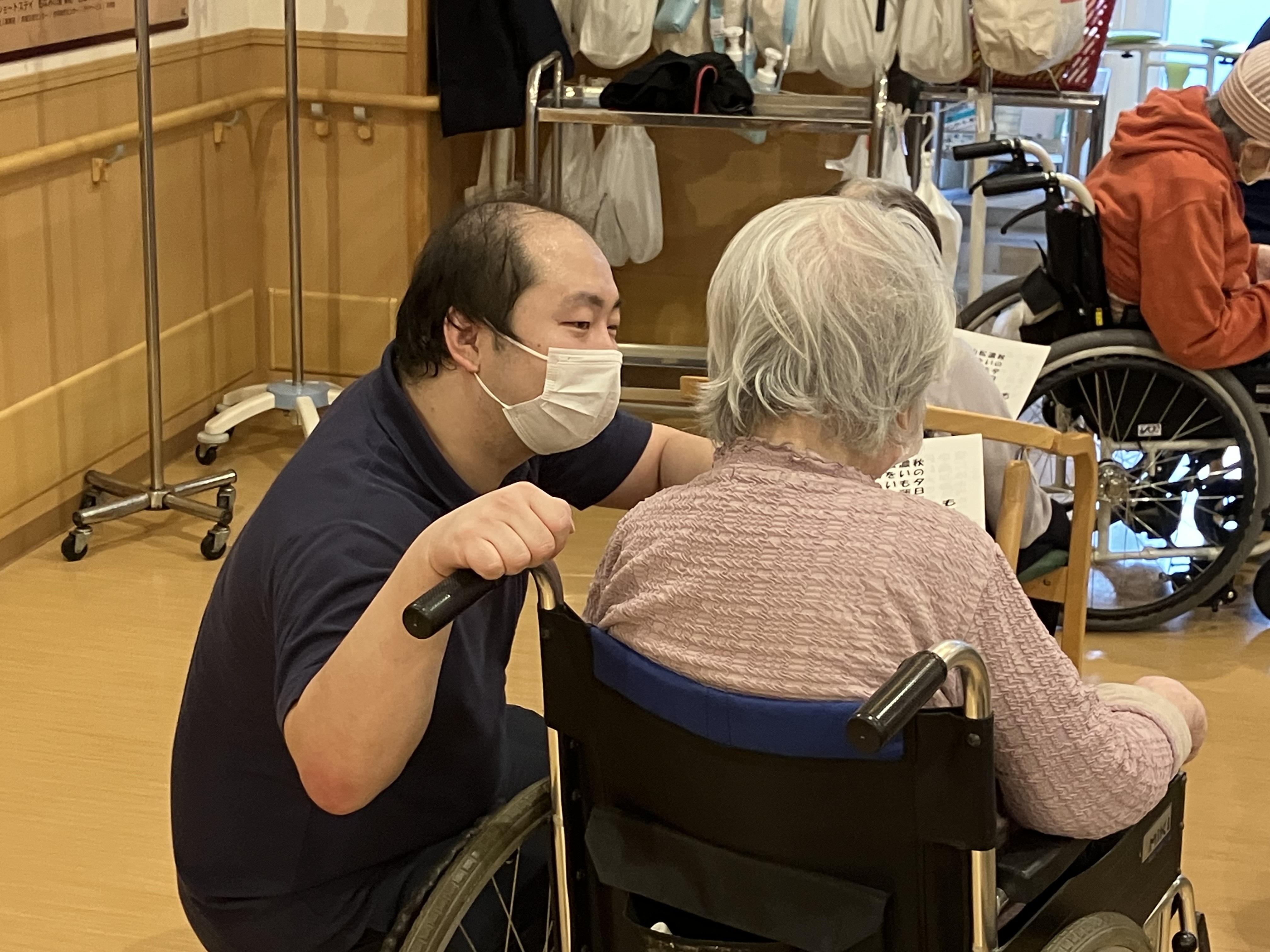 資格を活かして働きたいと思い、転職を決意。利用者さまが心地よく過ごせるように何をしたらよいか、学びを活かしながらスタッフと相談することも。学び多い環境で、スキルアップもできました。（スタッフより）