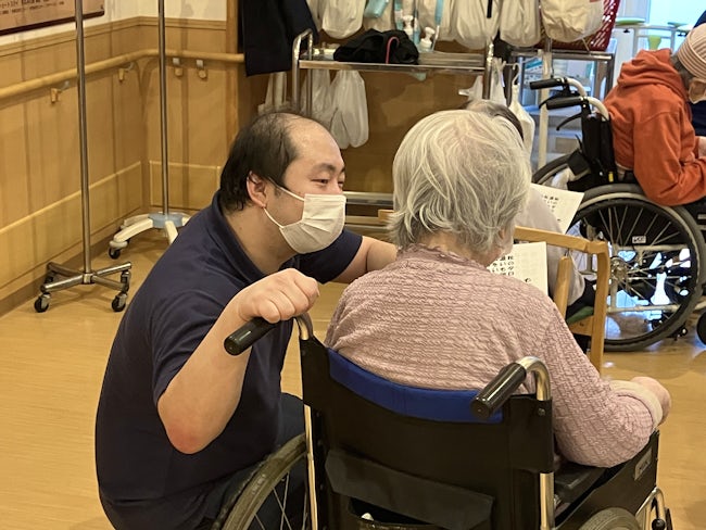 資格を活かして働きたいと思い、転職を決意。利用者さまが心地よく過ごせるように何をしたらよいか、学びを活かしながらスタッフと相談することも。学び多い環境で、スキルアップもできました。(スタッフより)