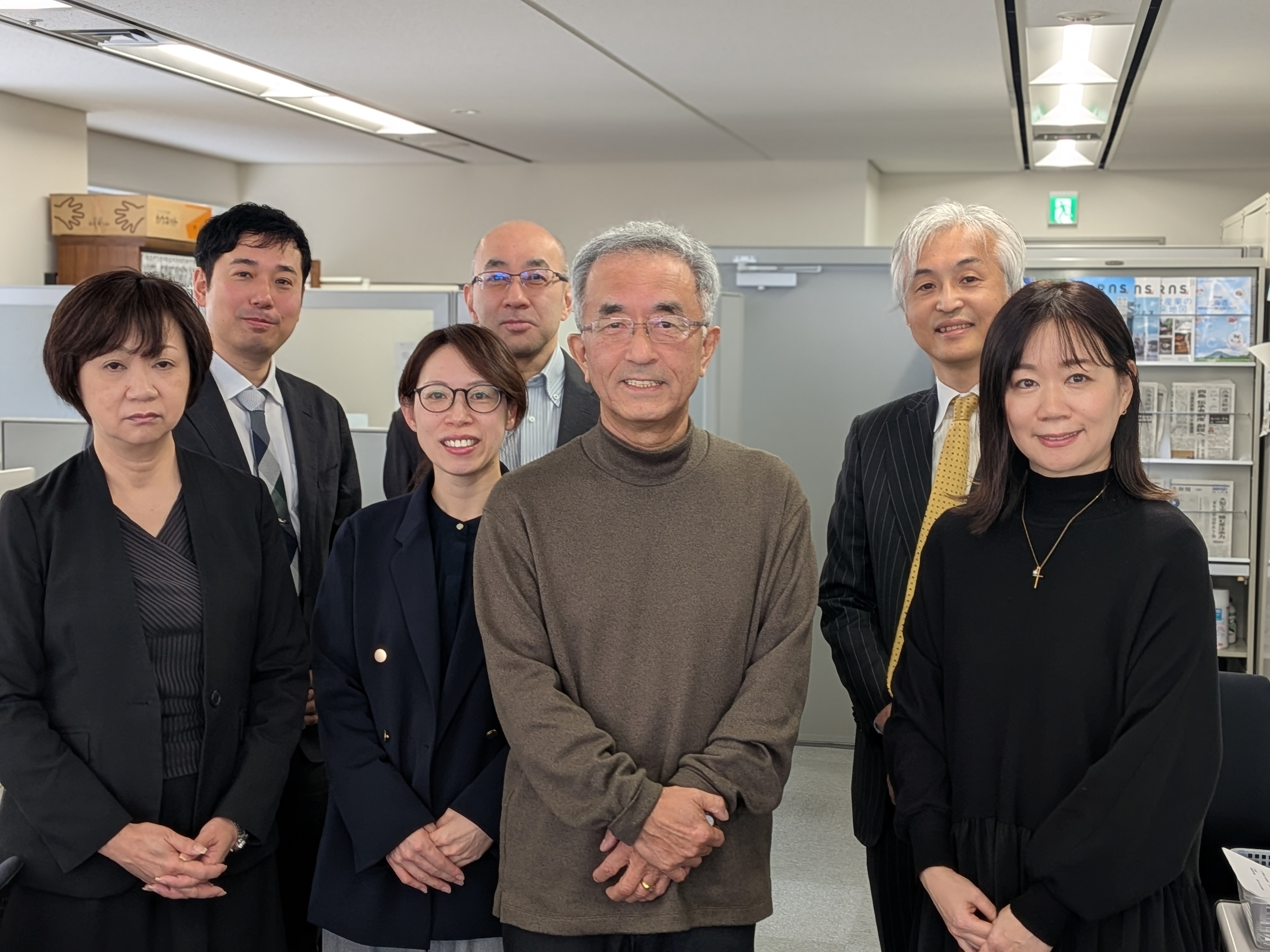 【良い人が来ますように…と1枚撮影】良い人が来ますように…という想いを込めて、みんなで撮影しました！この笑顔から働きやすさが伝わるはずです･･笑。まずはお気軽にご連絡下さいね。