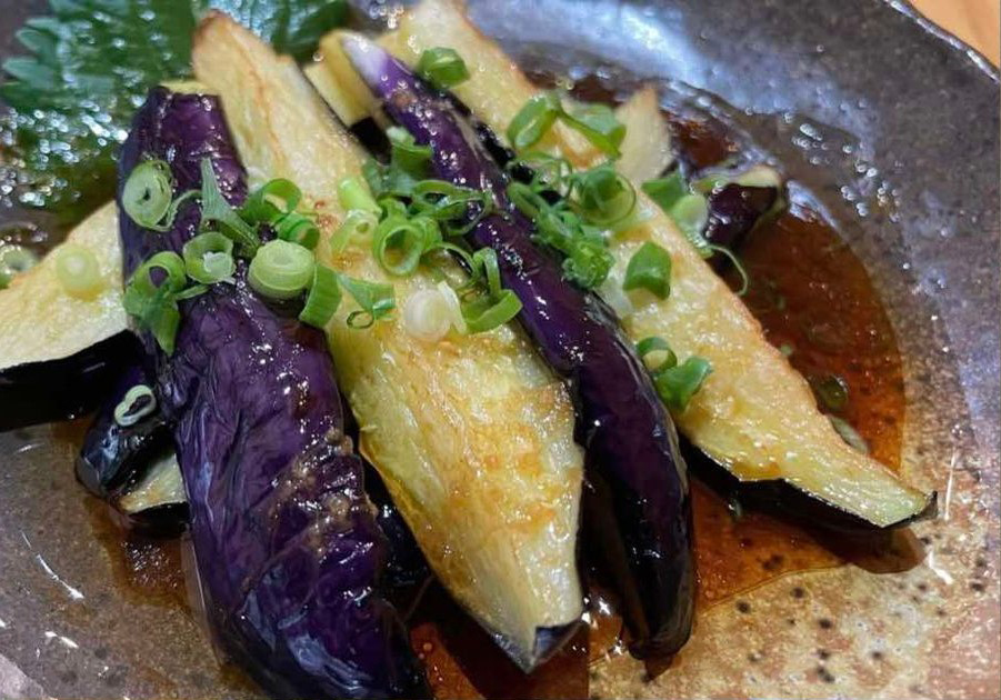 こはんのごはんでは、お惣菜から全て手作りで、素材の味を活かすため無添加にこだわっています。コンセプトは、「日本の食卓」「おふくろの味」です！どれも素材のうまみあふれる一品です。
