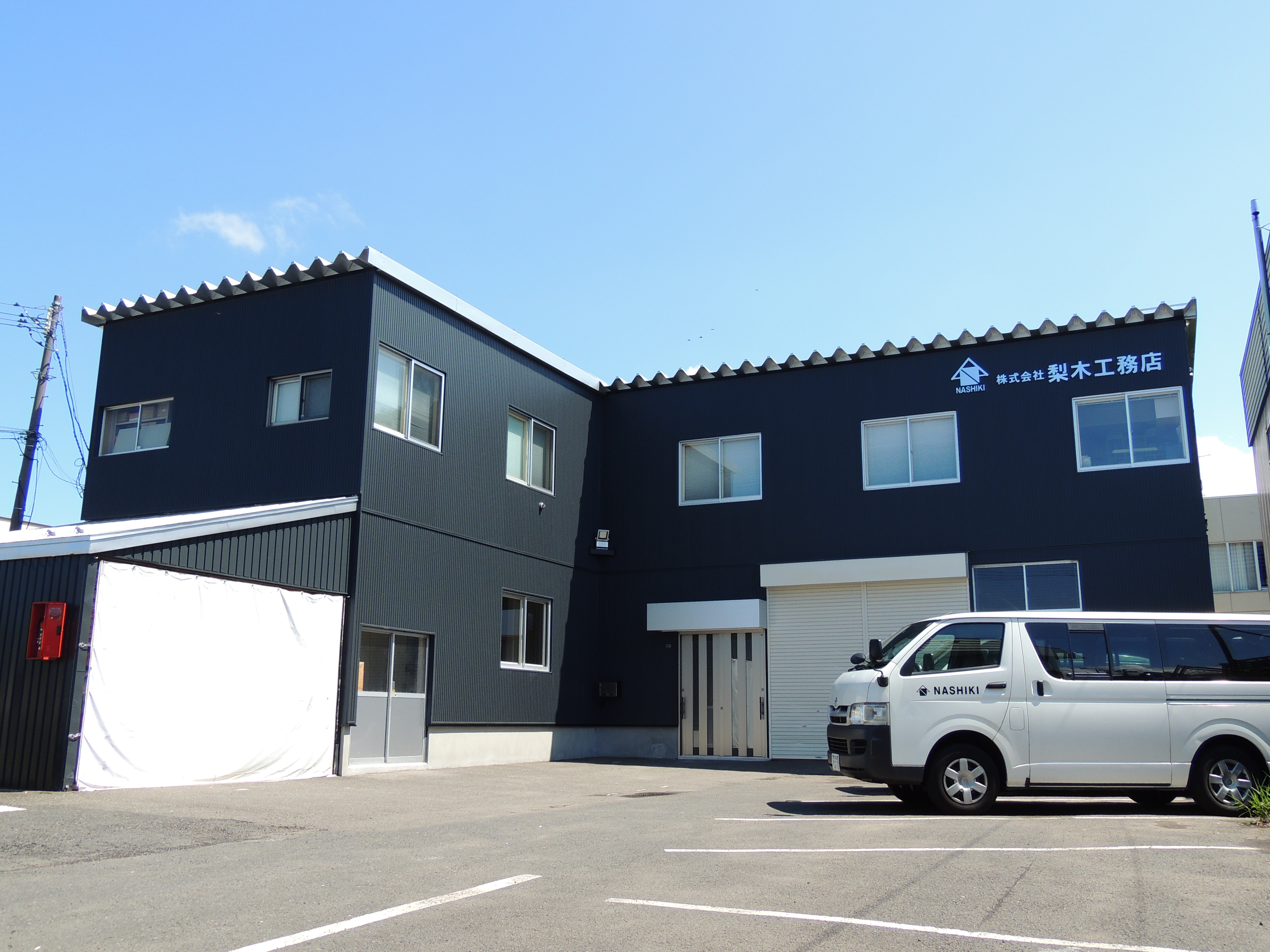 現場での作業員への指示から役所への手続き、書類作成、業者との打ち合わせまで、デスクワークと現場作業の両方を担う建設プロジェクトに不可欠な役割です。5年後には一人前の施工管理者に成長できるよう育成します