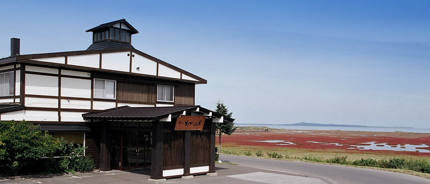 旅館外観。旅館の目の前には「さんご草」の群落地があります！旅館についてはホームページもご覧ください。