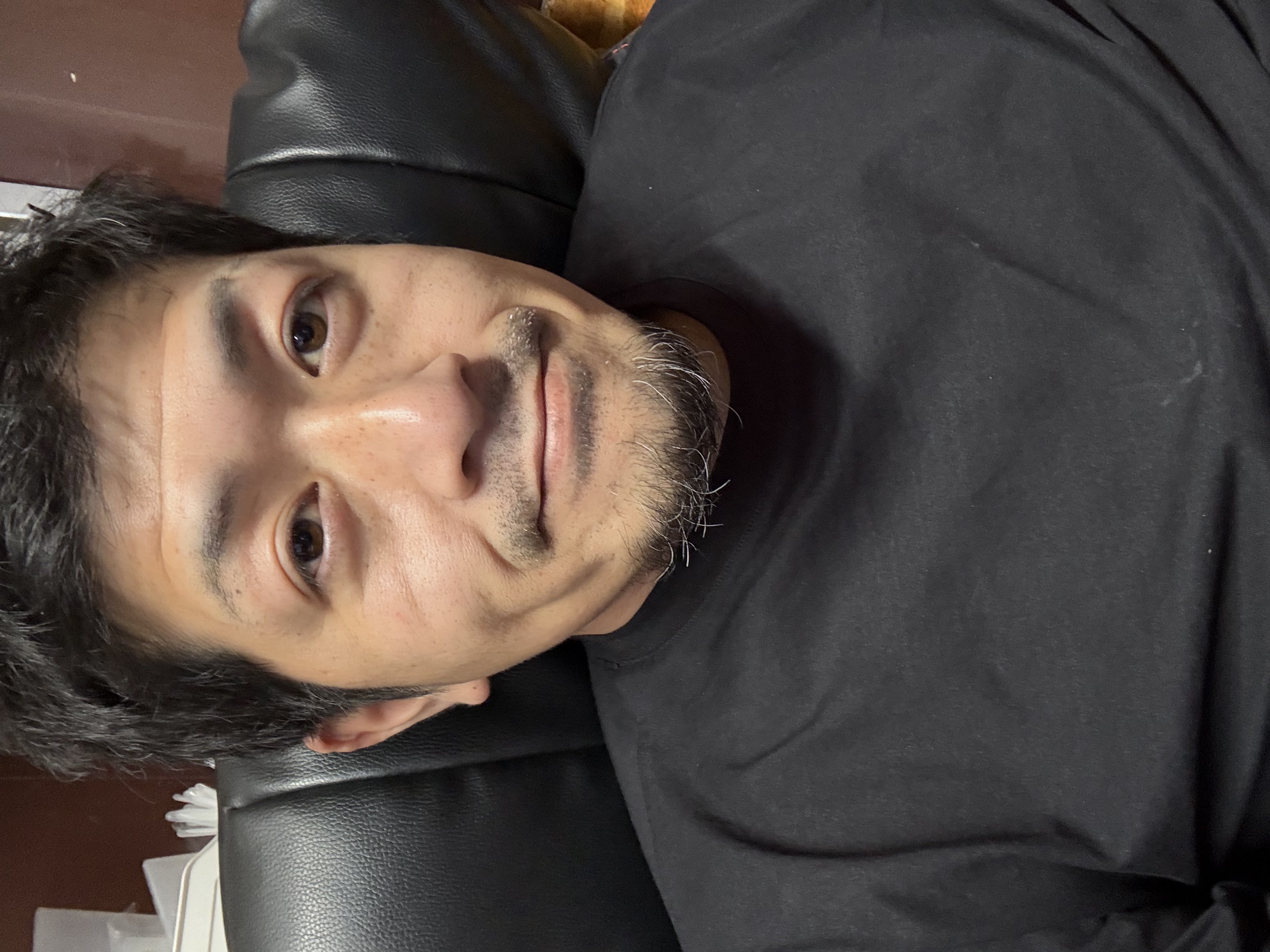 社長の今井（39歳）です。猫が大好きで自宅では猫11匹・犬1頭飼ってます。猫好きな方はもちろん、いやいや犬のほうが好きだという方も、皆さんお待ちしてます。