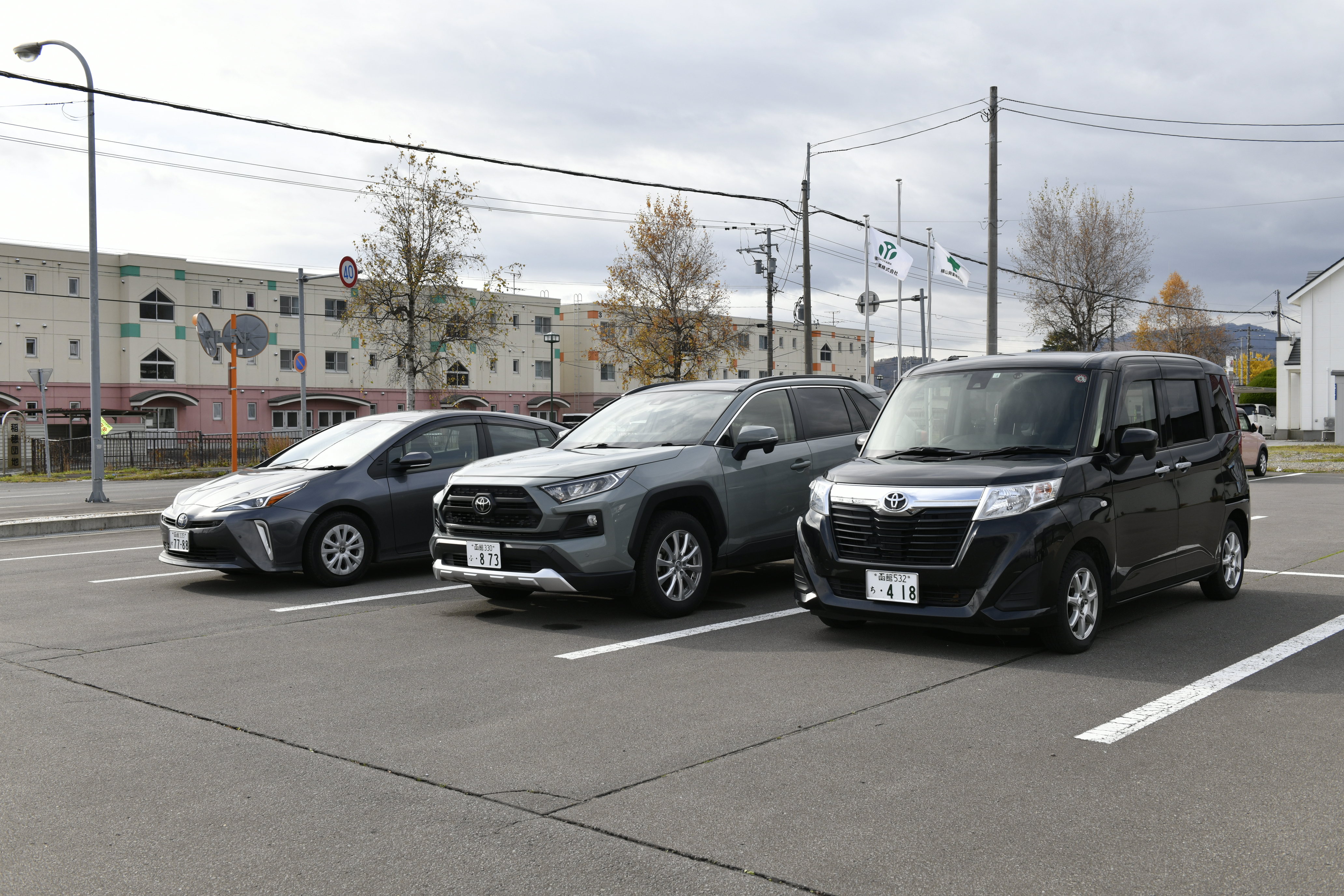 【プライベート利用OKの社用車を貸与！】通勤やプライベート利用可の社用車を貸与（ガソリン代も会社支給）。役職等に応じて、車のグレードも変わります！こういった待遇も社員のモチベーションUPに繋がっています。
