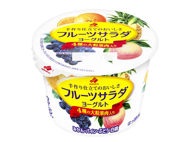 【当社製品:フルーツサラダヨーグルト】 道南産の牛乳の約9割が当社で製品化されています。生産拠点は函館のみですが、製品の約95%は本州に出荷。 函館市の人口減少等に売上が左右されないので、売上も安定しています。