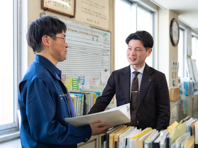4代目の社長室長が推進する「働き方改革」で、会議の削減や効率化が進みました。事務所でダラダラ残業することもなく、サッと仕事を終えて帰宅する。家族との時間や趣味の時間を、皆が大切にしている職場です。
