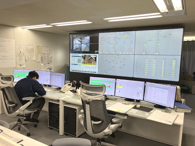 こちらは本局内の制御室。鷹泊発電管理事務所と夕張川発電管理事務所が管轄している計8箇所の発電所を、24時間体制で監視しています。※新たにご入職いただく職員さんにも、数年後こちらの宿直をお願いする予定です。