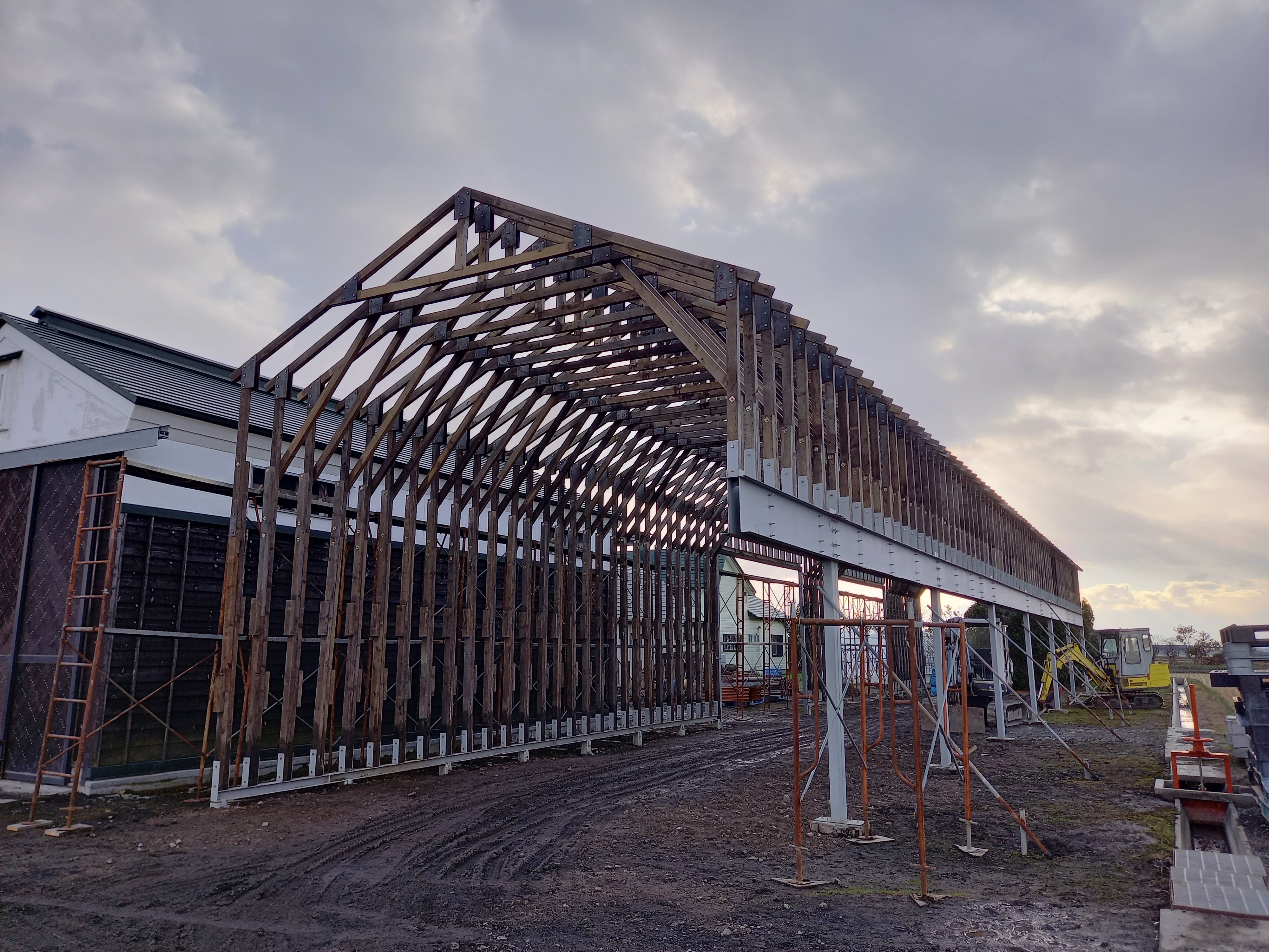 【62haの広大な圃場で活躍】お米を中心に、小麦や菜種の播種・管理・収穫を担います。夏は屋外での作業がメインですが、冬は農機具の修理や溶接、格納庫の建設など、一生モノの技術を身に付けられるのが強みです！