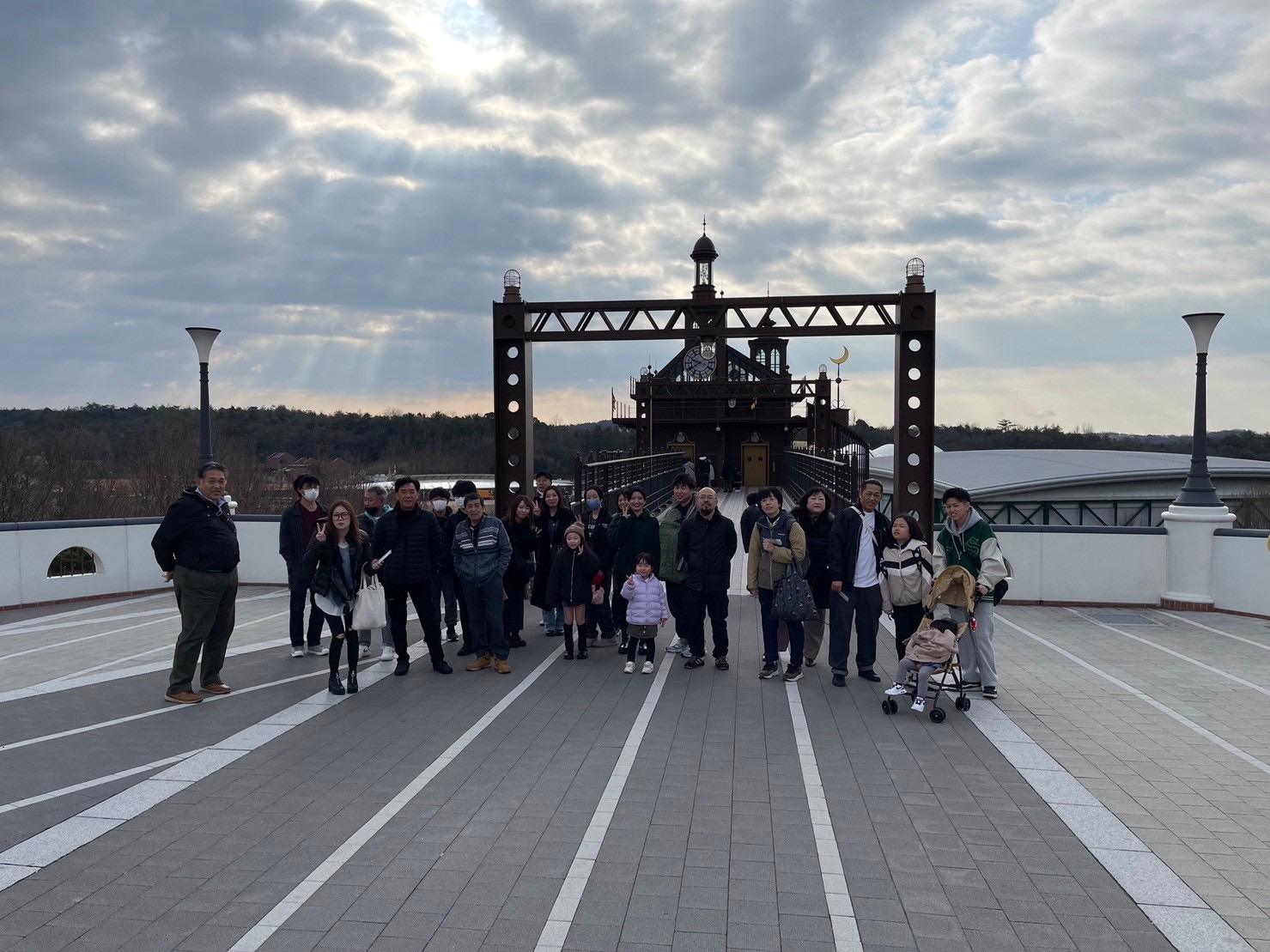 社員旅行に行った際の一枚です。
ここ最近は、沖縄や名古屋などに行きました！今年は大阪を予定しています♪