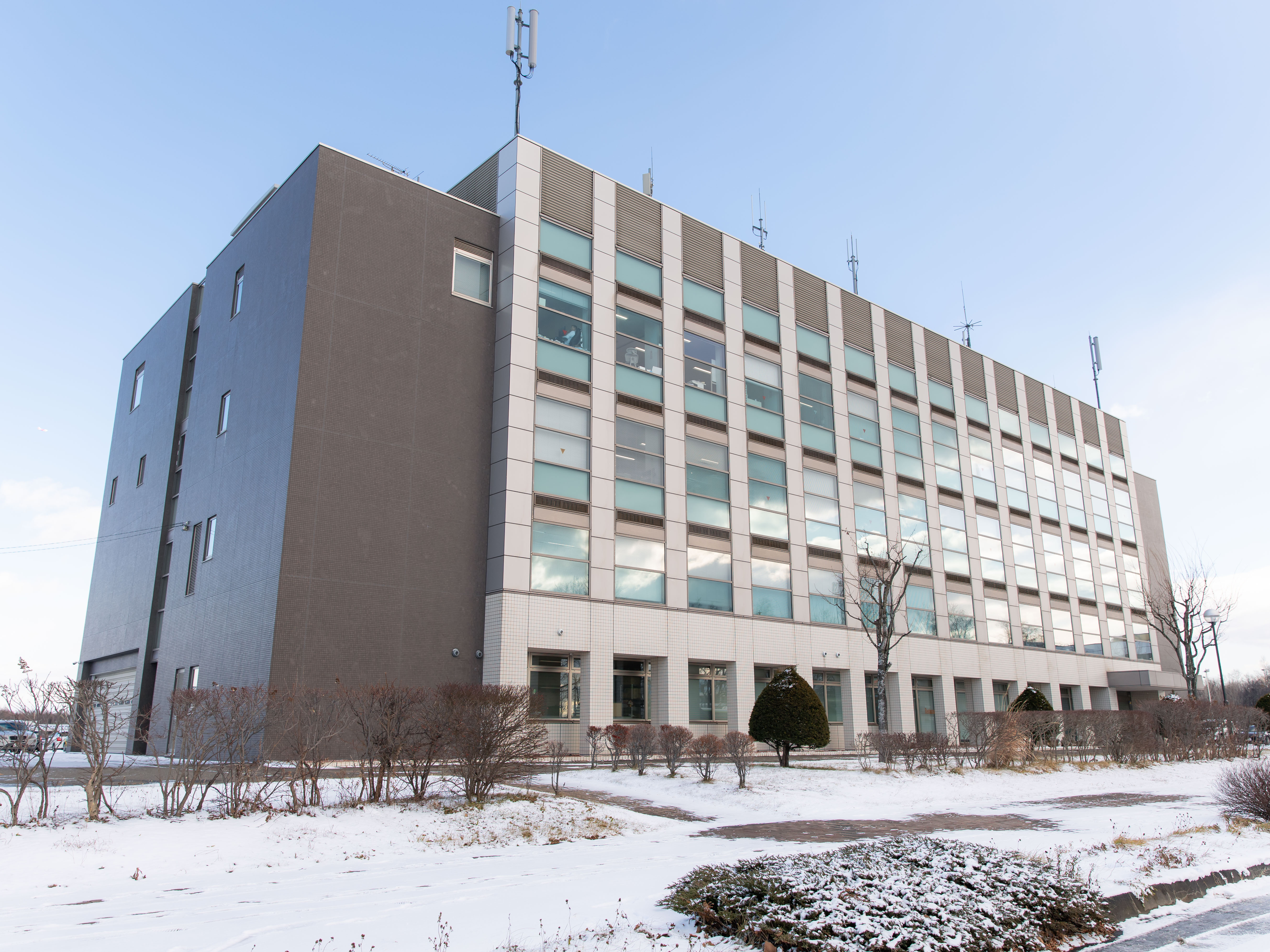 千歳支社が入るビルの外観。JR南千歳駅目の前に位置しています。