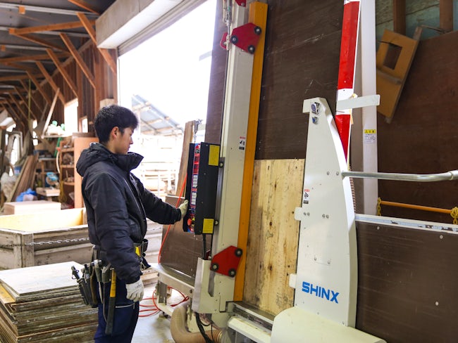 木材を加工する最新の機械(コンパネと呼んでます)。まとめて3枚カットする事もでき、頼りになる設備の1つです。 仕事を効率化するため最新機械も積極的に導入!社員の力仕事を減らすための投資は惜しみません。