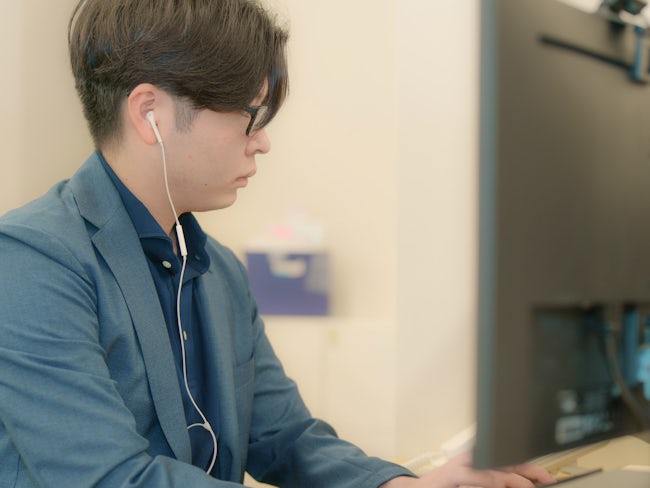 最初の1カ月は、オフィス内での事務業務からスタート。事務処理に関するマニュアルをもとに、先輩社員やマネジメント陣が一つ一つの業務の意味・意義を丁寧にお伝えしながら、効率的な成長を支援します。