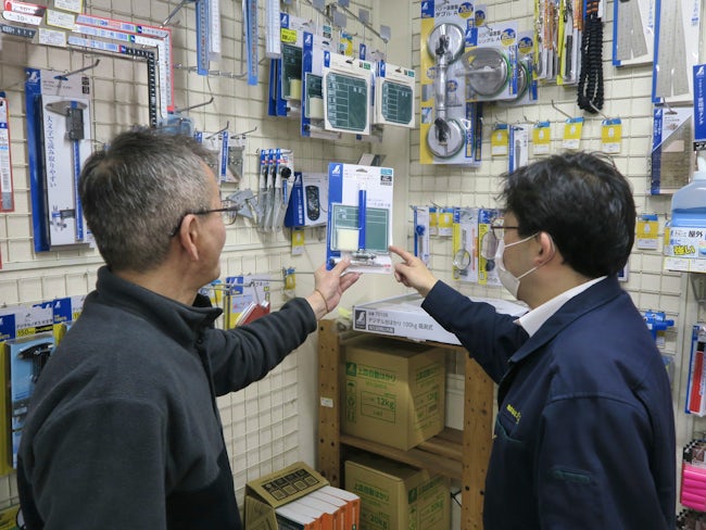 仕入先担当者と商品の説明を受けている様子です。