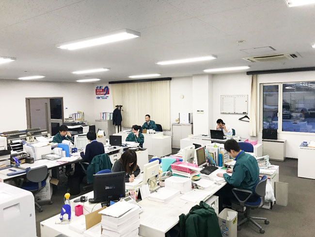 【事務所風景】社内労働環境の整備にも力を入れ、スタッフの皆さんの働きやすさに繋がるサポートをしています。スタッフ同士の風通しの良さも当社の自慢の一つです。安定･安心して働いて頂ければと思います。