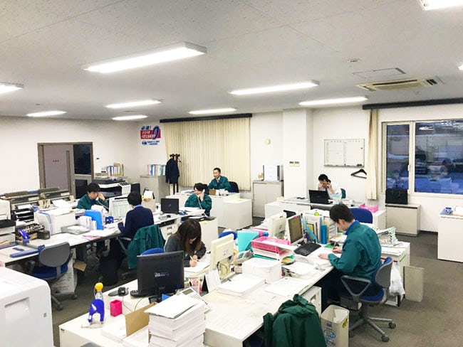 【事務所風景】社内労働環境の整備にも力を入れ、スタッフの皆さんの働きやすさに繋がるサポートをしています。スタッフ同士の風通しの良さも当社の自慢の一つです。安定・安心して働いて頂ければと思います。