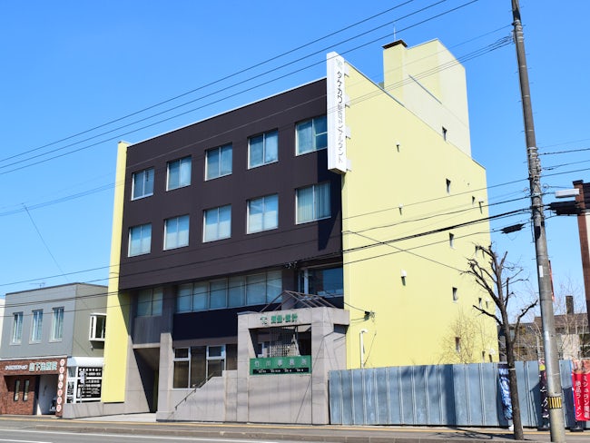 【会社外観】5階建て本社社屋。1階は倉庫、2階は竹川事務所(司法書士・土地家屋調査士事務所)、3〜5階が各部の事務所となります。社屋裏側が駐車場となっております。地下鉄南郷7丁目からも徒歩圏内です。