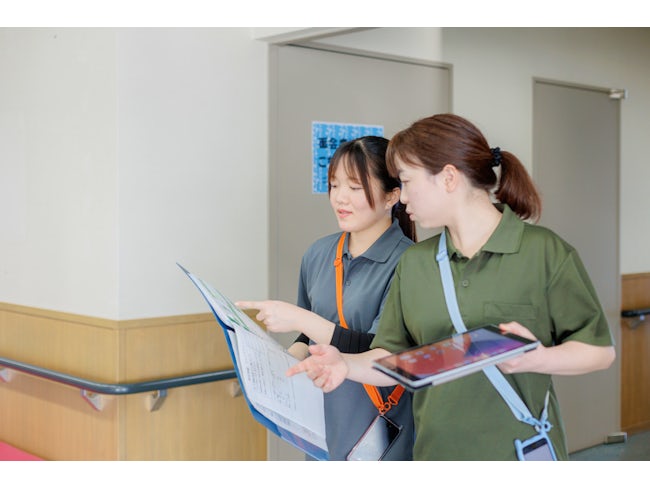 「見て覚えろ」は卒業。ケアの一つひとつの動作の「理由・根拠」を言語化して教えるので、納得感を持って技術が身につきます。先輩がじっくり話を聞くメンター制度もあり、未経験でも不安なく成長できる職場です。