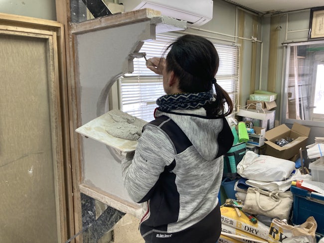 1カ月くらい練習用の壁で練習します。有名な職人のDVDやYouTubeを観たり、先輩が教えてくれたり、無理なく自分のペースで練習していってくださいね。職業訓練校以外に、練習場を持っている会社は珍しいです。