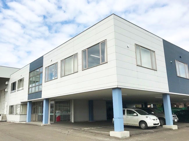 【当社外観】
休みの日には、しっかり休めるのが当社のよいところ。家族サービスや自分の趣味に没頭できますよ。子供の行事等でのお休みも事前に相談すれば取得できます。子育て世代の方も働きやすい環境です。