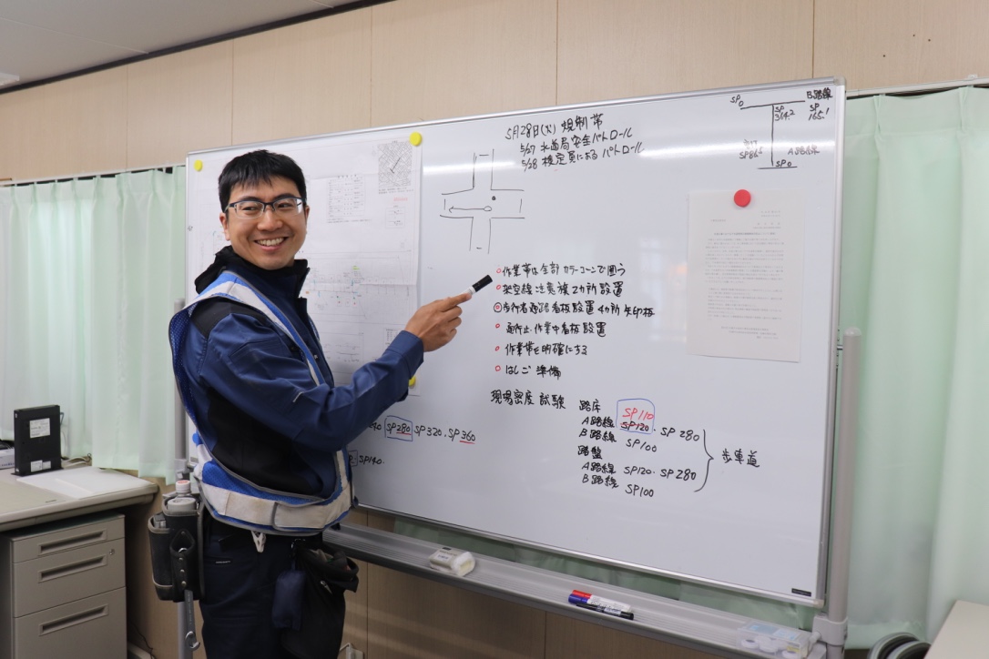 事務所に戻ったら明日の工程についての確認をします。現場で作業する協力会社さんはお付き合いの長いところも多く協力体制の調った良好な関係を築いており、業務進行もスムーズに進んでいきます。