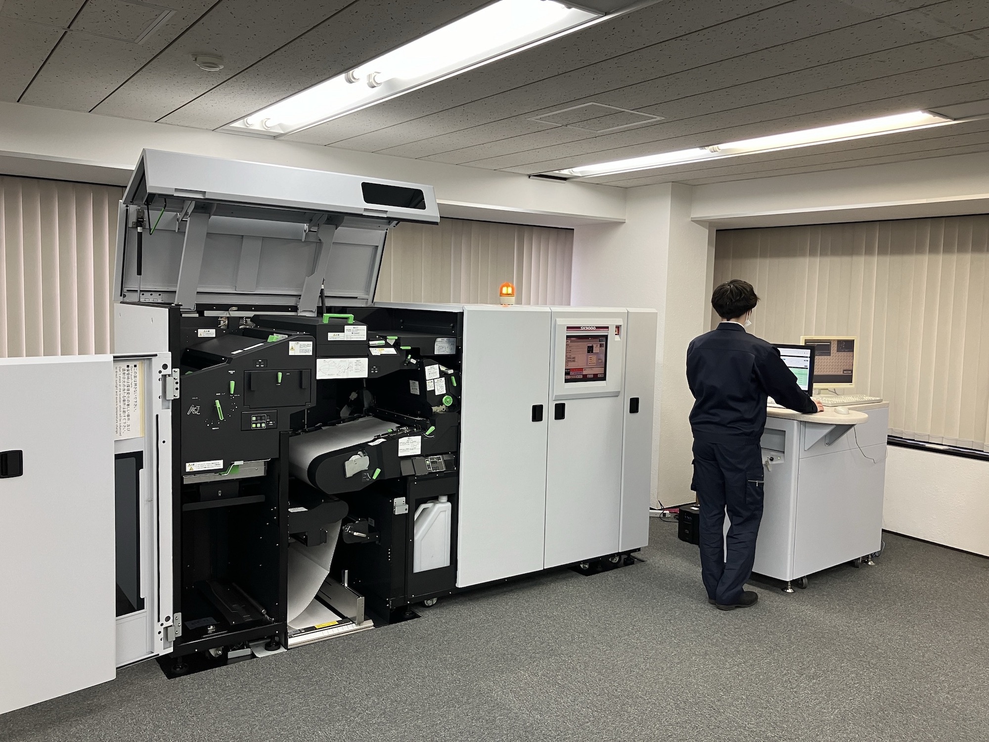 事務所には印刷機械もあるため、プリント後に検証しすぐに納品することが可能です。また、デバッグ・テストも即日対応が可能なのでお客様の要望に迅速に対応することが出来ます