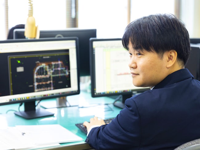 社内の雰囲気はとても和やか。新人をあたたかい目で見守る風土が根付いています。1人の社員に負担が偏らないよう、業務は社員同士で分け合い、助け合って日々の仕事に取り組んでいます。
