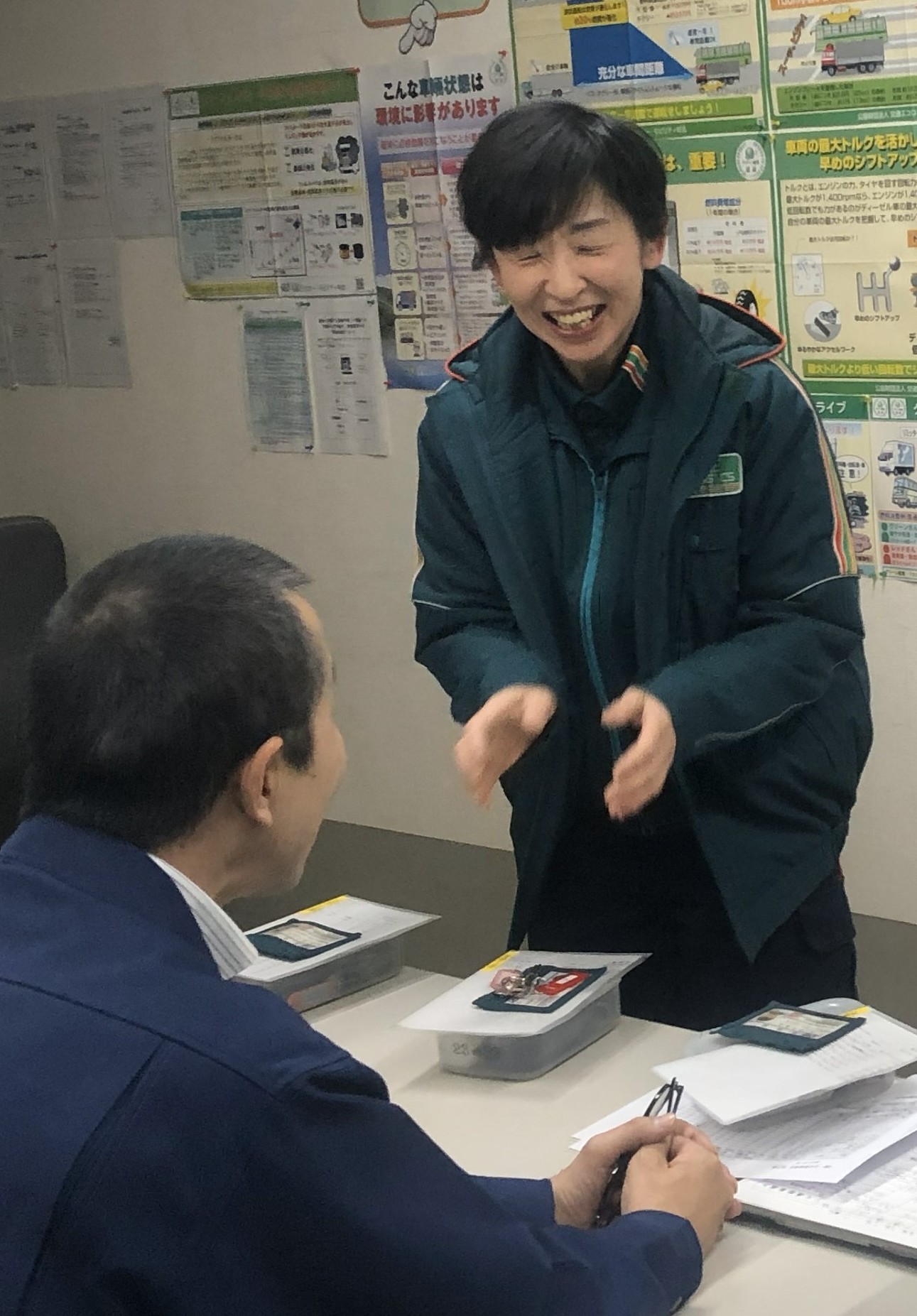 ＜職場の雰囲気を教えてください＞
スタッフ同士気軽に話をしながら仕事ができ、分からない事があれば優しく教えてくれます。多少の力仕事はありますが、女性も心配なく安心して働く事が出来ますよ。