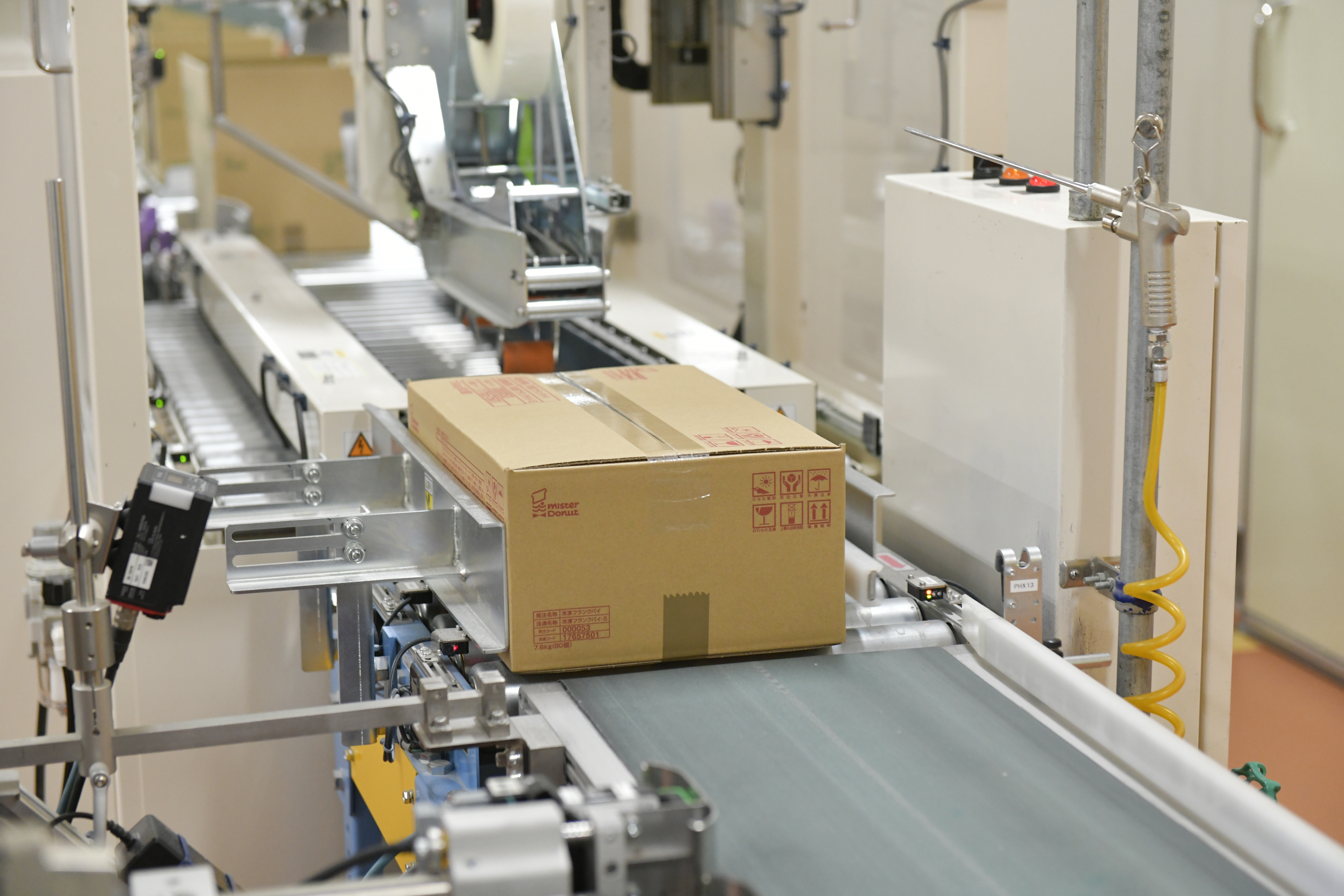 【作業行程をフカボリ⑫】次は出荷に向けた行程です。箱詰めされた商品に、商品コードの間違いがないか、賞味期限の印字などを経て完了します。