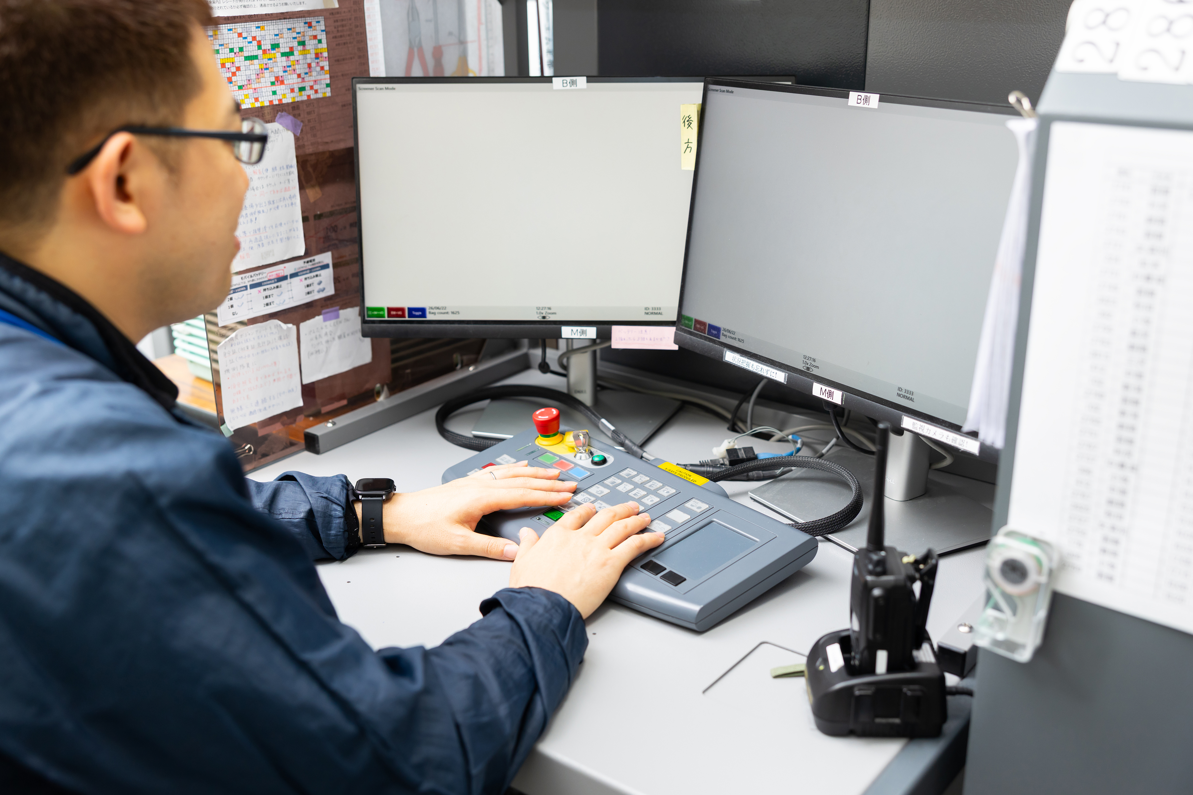 こちらはお客さまの荷物に危険物がないかを確認するモニター業務です。
安全なフライトのために、覚えることは多いかもしれませんが、わかりやすい様に段階を追って業務を教えていきます。