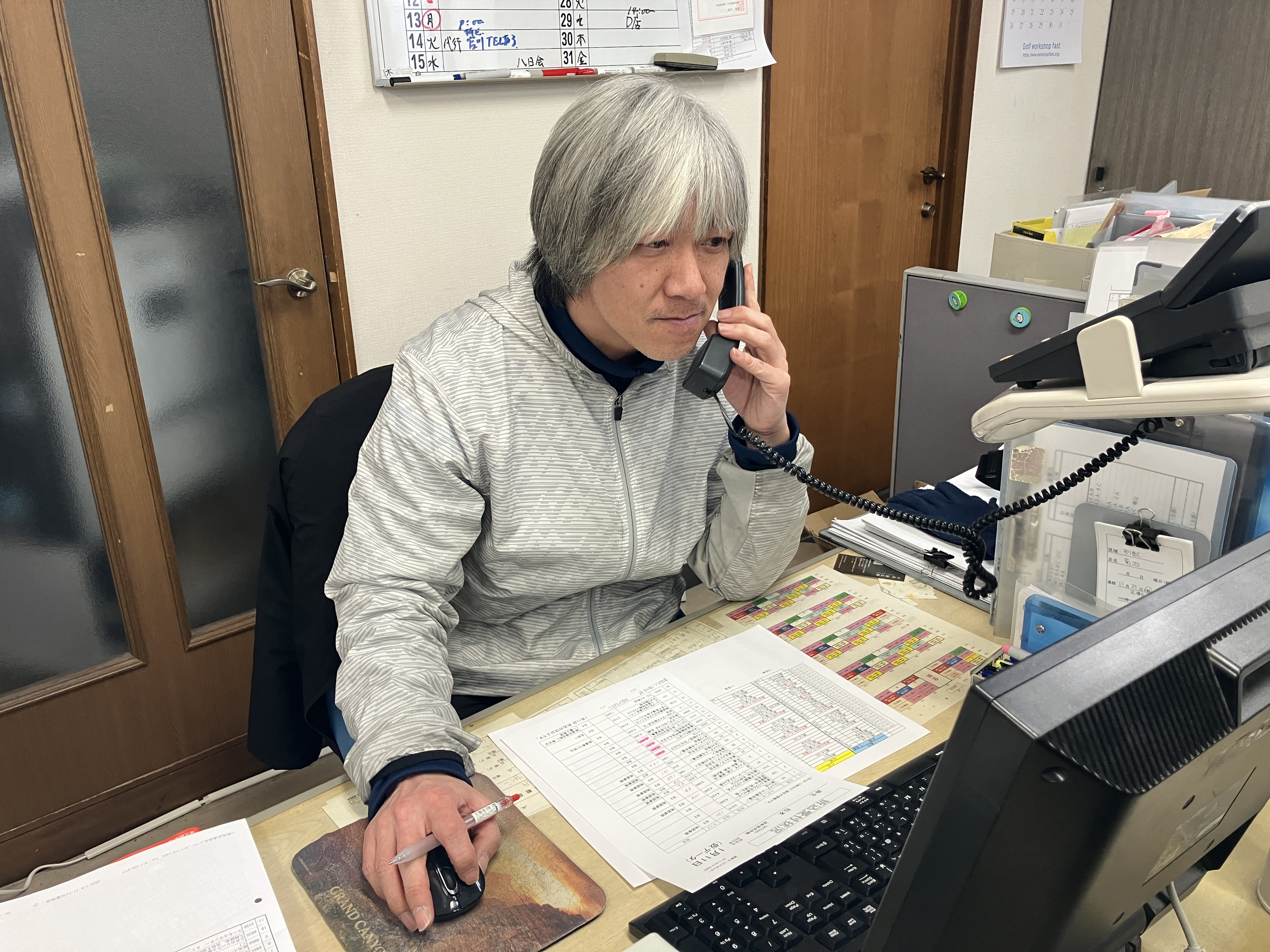 朝刊配達の業務もあるため、深夜1時からの勤務もあるなどシフトは変則的ですが、残業は基本なし。「残業が減り、家族との時間も増えた」というスタッフも多数。勤務時、スーツは着用しません。