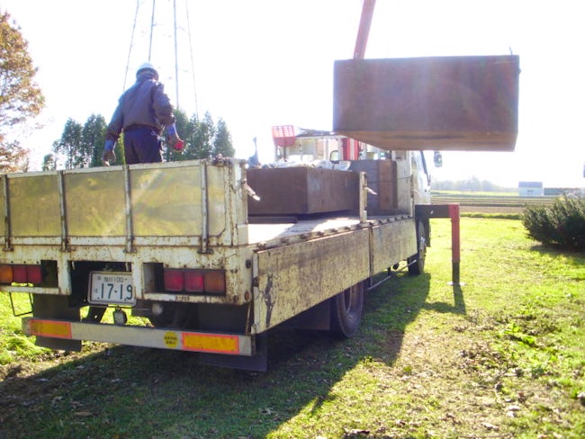 ドライバー経験はあるけど、ユニックを触ったことがない方もご安心下さい。小型移動式クレーン、玉掛資格は入社後に取得することができます。重機・ユニックを活用しますので、荷積み・荷下ろしの負担は少ないです。