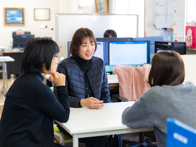 1人の社員に負担が偏らないよう、業務は社員同士で分け合い、助け合って日々の仕事に取り組んでいます。