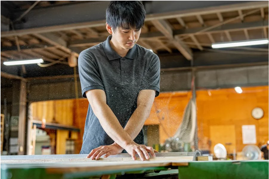 世界各国の職人が技を競う「技能五輪」に日本代表として出場。2017年アブダビ大会の「キャビネットメイキング」っていう家具製作の種目で「敢闘賞」を獲得したスタッフもおります。