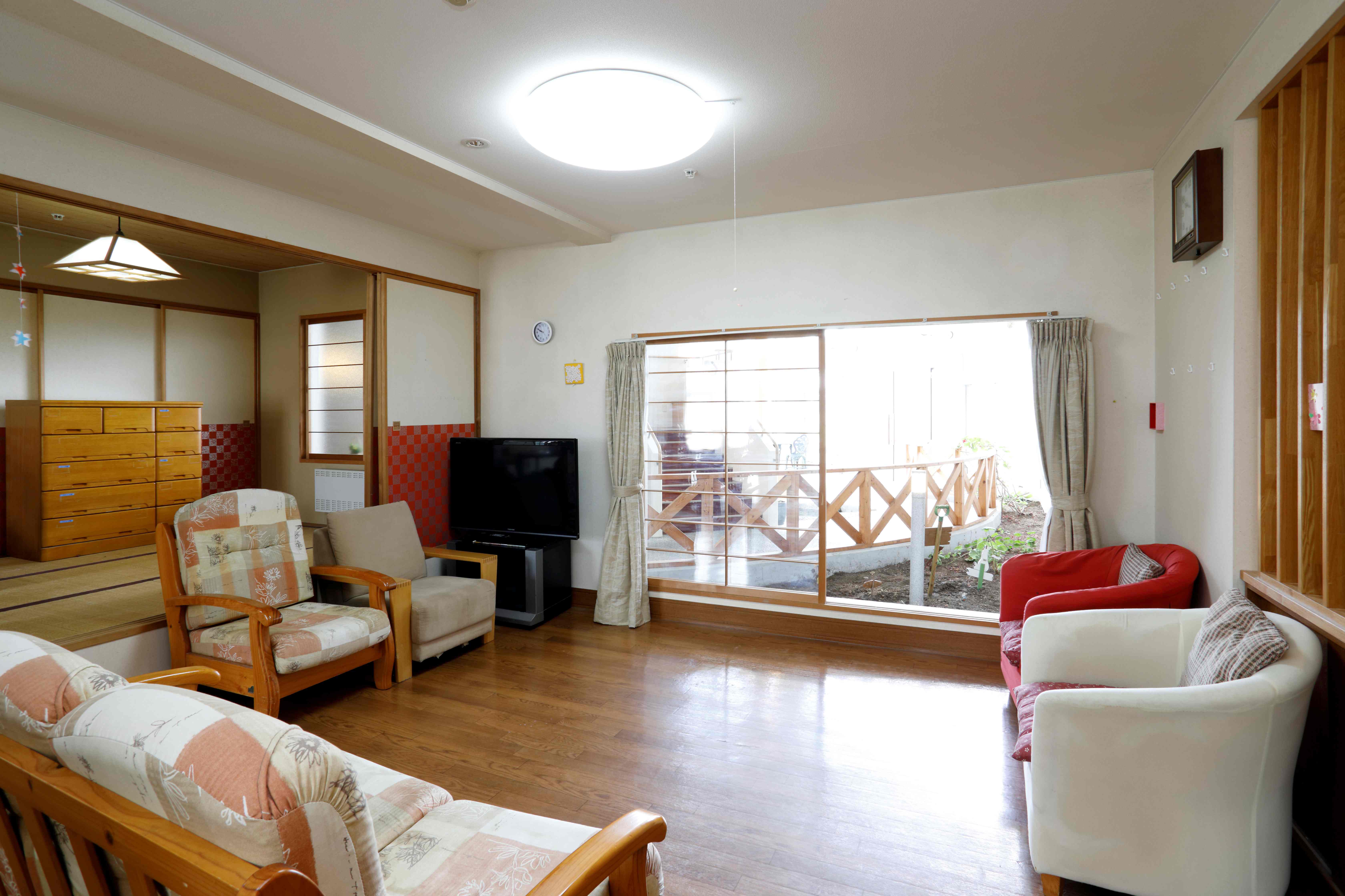 広々とした明るく温かみのあるリビング