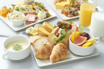 朝食はブッフェスタイル。北海道の食材を取り入れた和食寄りのメニューを中心に、宿泊されるお客様へ一日の始まりを彩る料理を提供しています。