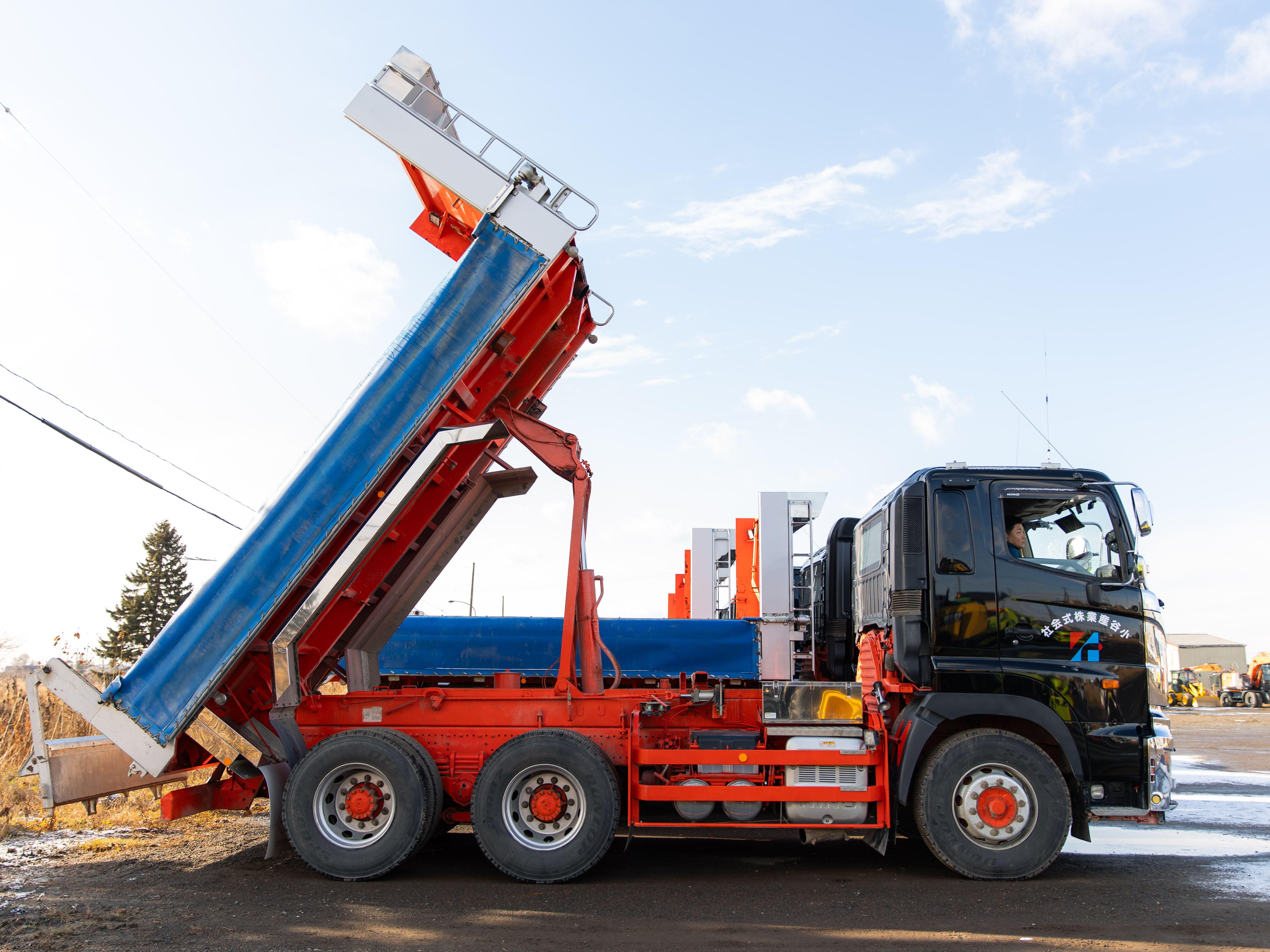 ダンプ・重機の運転免許・作業免許は会社費用で取得可能。講習参加や受検・更新も勤務扱いなので「休みを返上して講習に...」となることもありません。